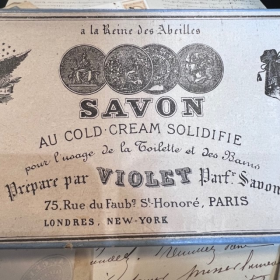 Boîte de savon - A la Reine des Abeilles- Parfumeur VIOLET - Paris - Second Empire