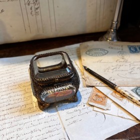 Boîte reliquaire en verre...